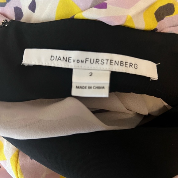 Diane von Furstenberg DVF printed mini skirt, size 2 - Picture 3 of 3